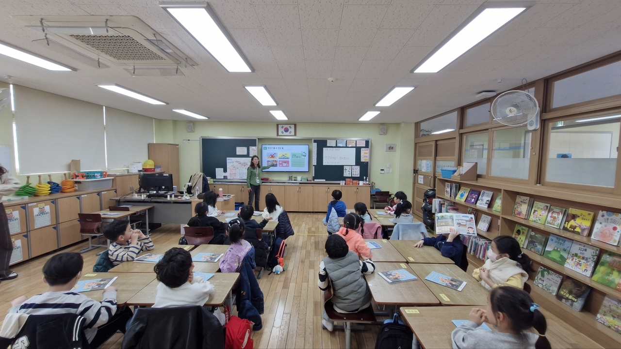 지난달 24일 서울 강솔초등학교에서 열린 올해 첫 ‘푸름이 이동환경교실’에서 학생들이 미세먼지 관련 환경 수업을 받고 있다. [교보생명 제공]