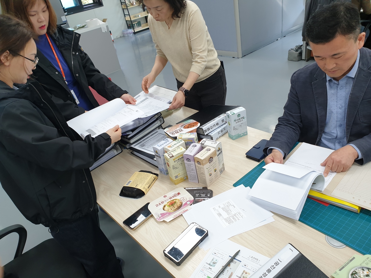 국립농산물품질관리원 사이버단속반(295명)이 온라인 플랫폼, 쇼핑몰 등에서 위반이 의심되는 업체를 찾아 특별사법경찰관과 소비자단체 명예감시원이 합동으로 현장 단속을 실시하는 모습 [국립농산물품질관리원 제공]