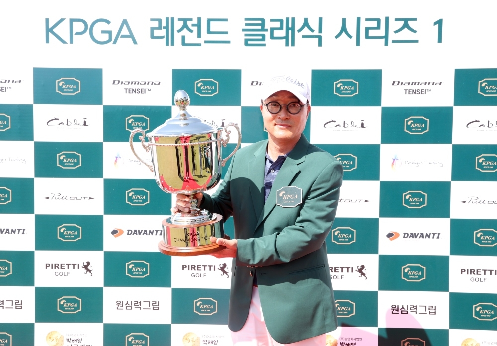 우승 트로피를 들고 포즈를 취한 이인우. [사진=KPGA]