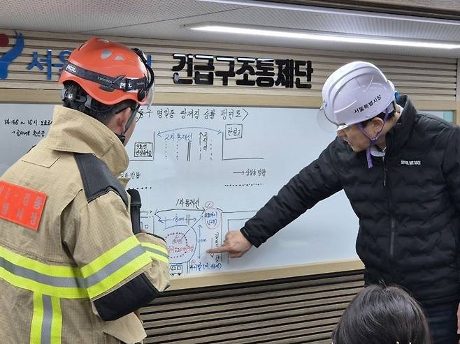 지닌달 24일 강동구 명일동에서 발생한 땅꺼짐 현장을 찾은 오세훈 서울시장이 서울시 재난현장지휘차량에서 상황을 보고받고 있다. [서울시 제공]
