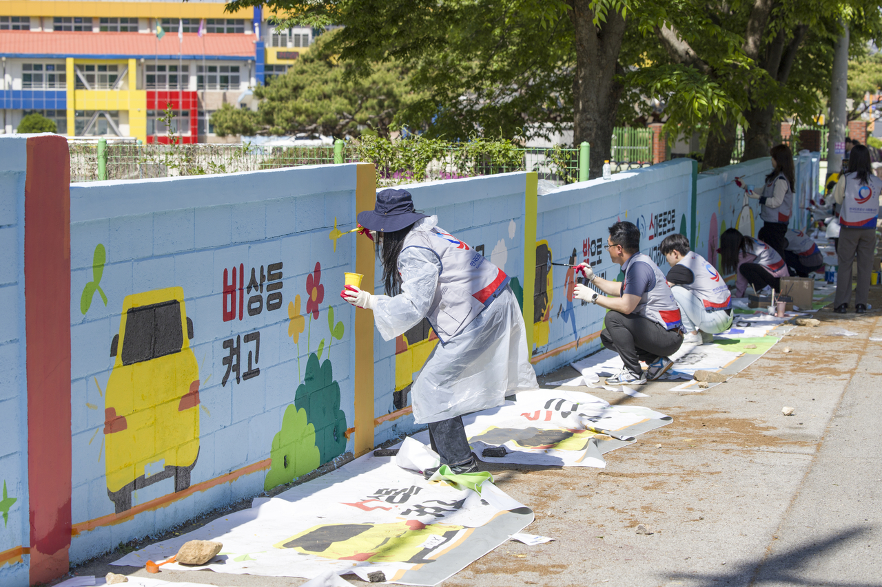 29일 한국도로공사 직원들이 김천서부초등학교에서 벽화 그리기 봉사활동을 하고 있다. [한국도로공사 제공]