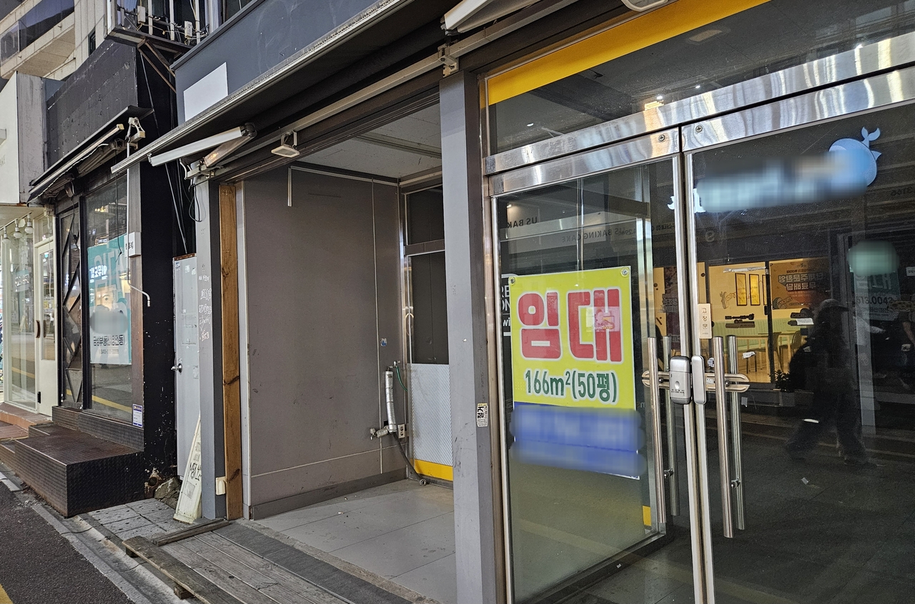 부산 금정구 부산대 앞 상가 점포에 ‘임대 문의’ 문구가 붙어 있다. 부산=조아서 기자