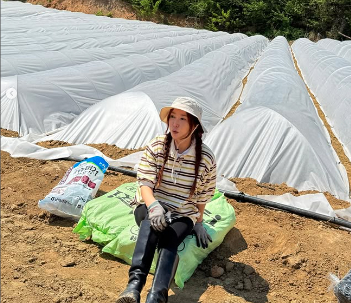 그룹 S.E.S 출신 슈가 농장에서 작업하고 있는 모습. [인스타그램 캡처]