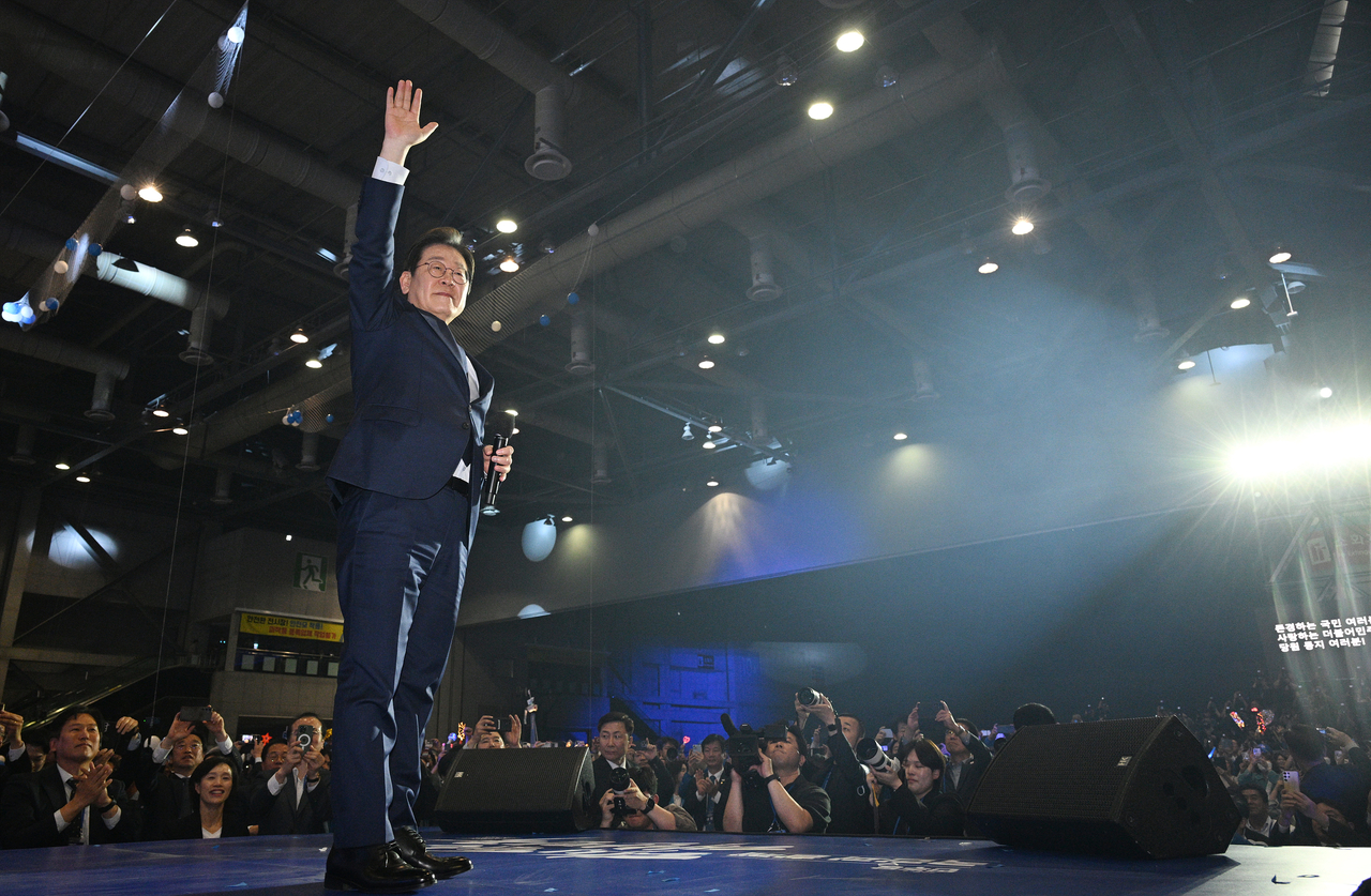 Rep. Lee Jae-myung of the Democratic Party of Korea waves to supporters after securing the party’s presidential nomination for the June 3 election during a primary event in Goyang, Gyeonggi Province, on Sunday. (Yonhap)