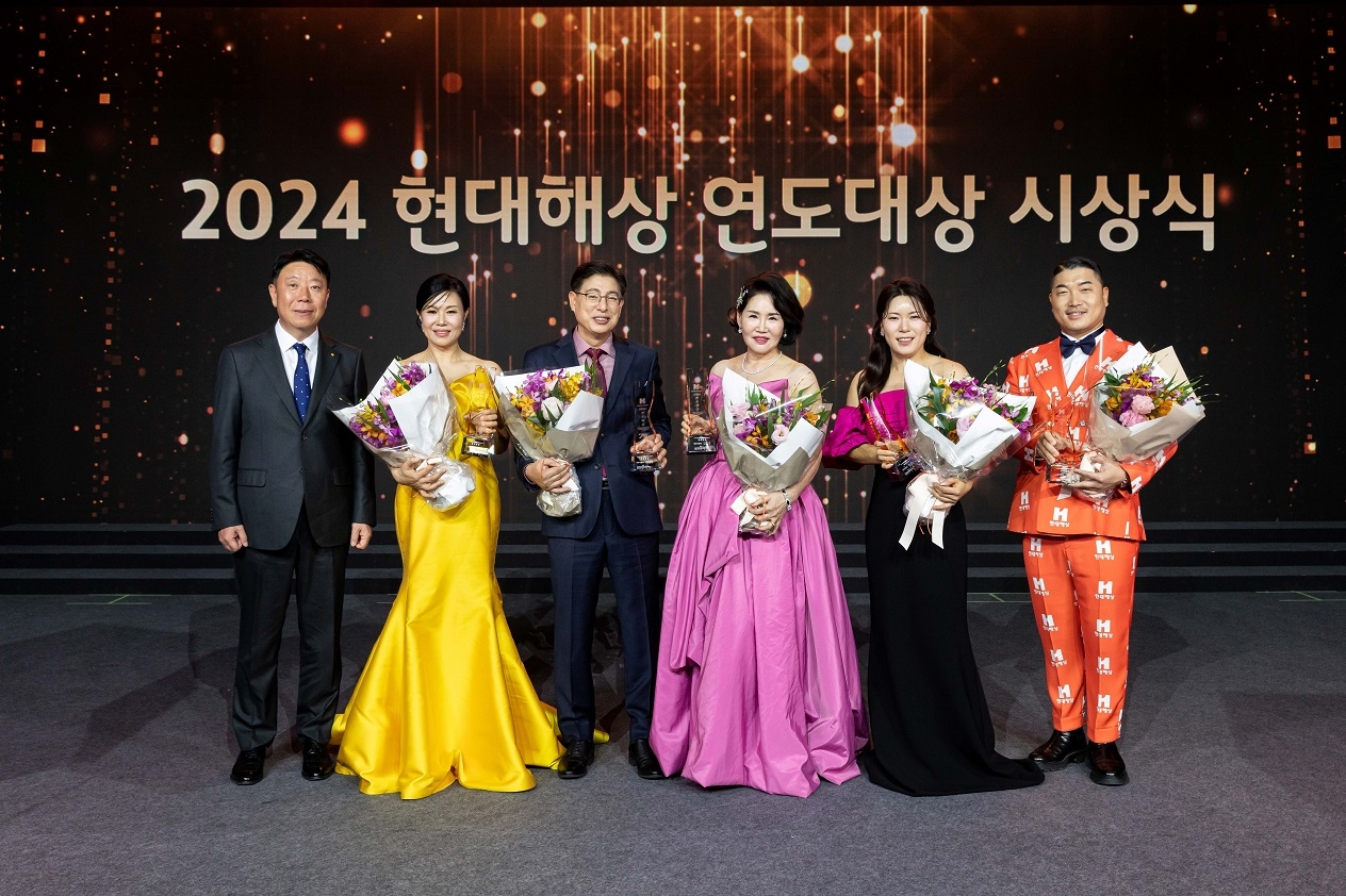 지난 29일 서울 광진구 워커힐 호텔에서 열린 ‘2024 연도대상 시상식’에서 이석현(왼쪽부터) 현대해상 대표, ‘현대명장’ 이경희 씨, 한성주 씨, 남상분 씨, 강여량 씨, 홍영훈 씨가 기념 촬영을 하고 있다. [현대해상 제공]