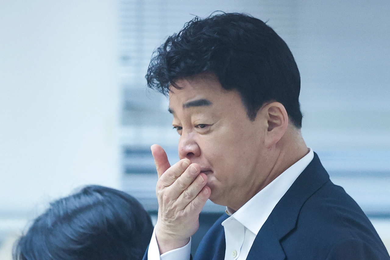 백종원 더본코리아 대표가 3월 28일 서울 서초구 스페이스쉐어 강남역센터에서 열린 첫 정기 주주총회에 참석하고 있다.  [연합]