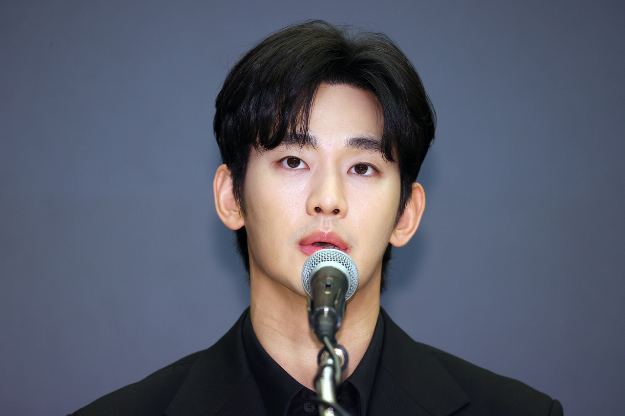 배우 김수현이 지난 3월 31일 오후 서울 마포구 스탠포드 호텔에서 미성년자였던 배우 고 김새론과 교제했다는 의혹과 관련해 입장발표 기자회견을 하고 있다.  [연합]