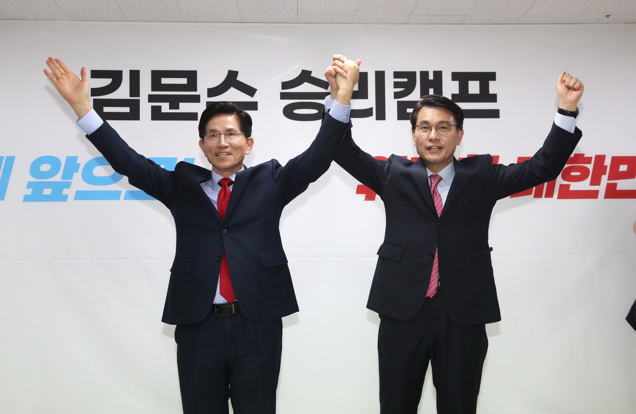 국민의힘 윤상현 의원(오른쪽)이  지난22일 국민의힘 김문수 대선 경선 후보 사무실인 서울 여의도 대하빌딩을 찾아 지지 선언을 한 뒤 손잡고 있다. [김문수 캠프 제공]