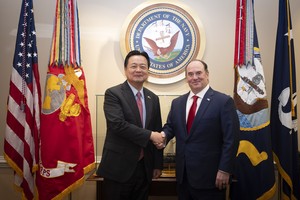 US Navy secretary to visit HD Hyundai Heavy, Hanwha Ocean to explore shipbuilding cooperation