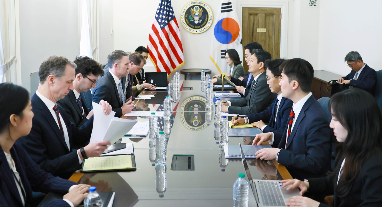안덕근 산업통상자원부 장관이 지난 24일(현지시간) 미국 워싱턴DC 무역대표부(USTR) 회의실에서 제이미슨 그리어 미국 무역대표부 대표와 면담하고 있다.［연합］