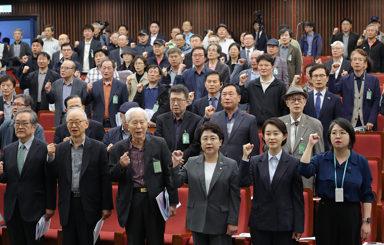 28일 국회 도서관에서 열린 사회대개혁시민정치행동 출범식 및 1만인 선언에서 조국혁신당 김선민 당대표 권한대행, 진보당 김재연 대선 후보, 기본소득당 용혜인 대표 등 참석자들이 임을 위한 행진곡을 제창하고 있다 . [연합]