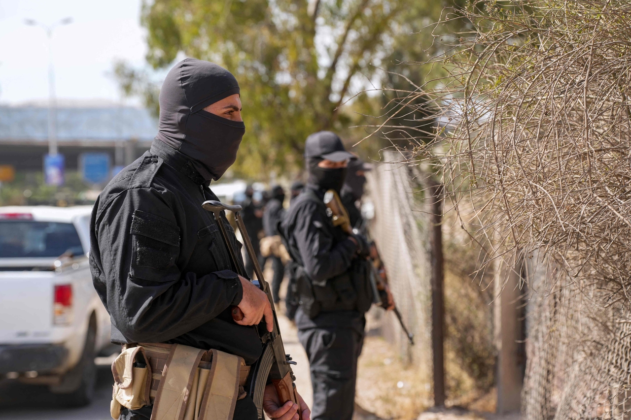 Security forces of Syria's new Islamist government stand guard on the road leading to the airport, in the Damascus' suburb of Jaramana on Tuesday. (AFP-Yonhap)