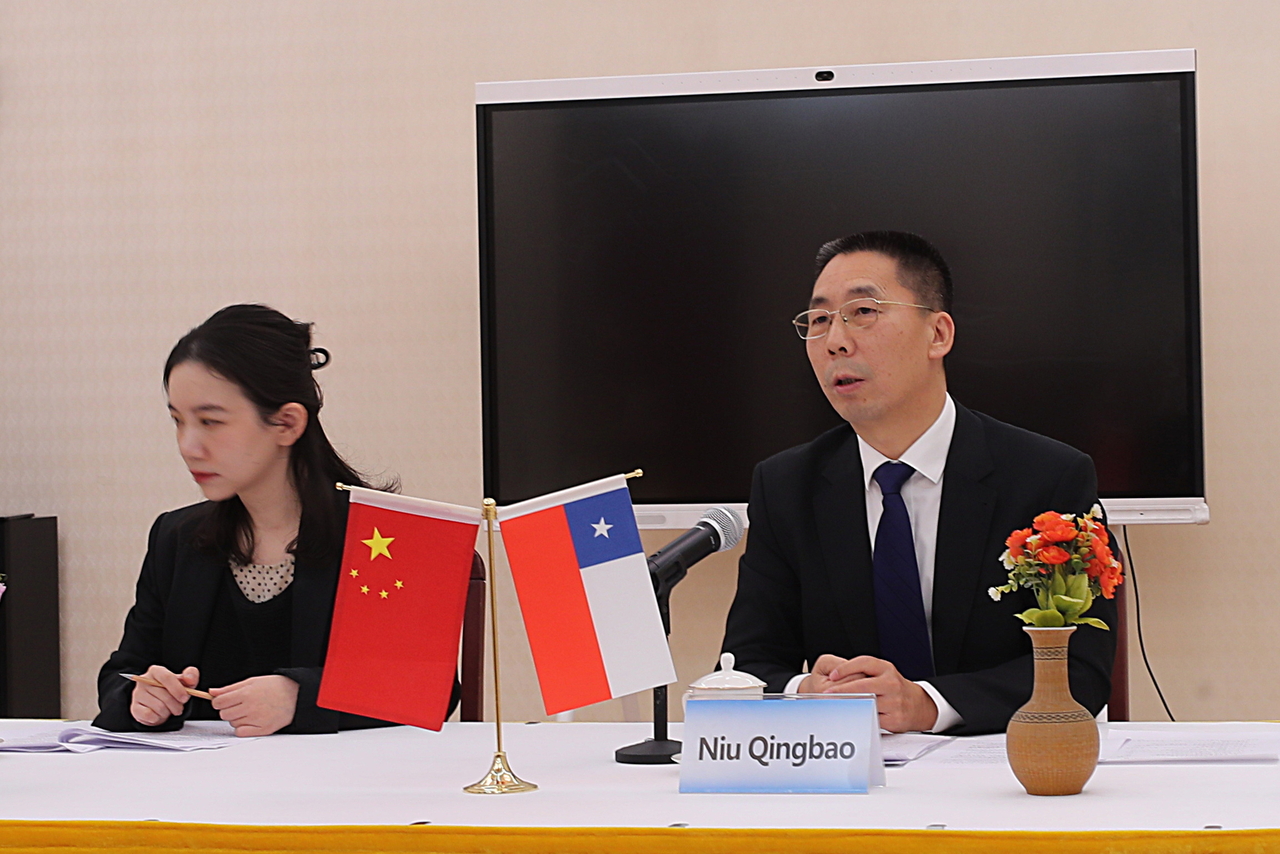 Chinese Ambassador to Chile, Niu Qingbao (right), speaks during a press conference in Santiago,  Chile, Tuesday. (EPA-Yonhap)