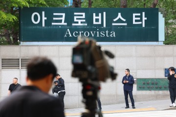 Prosecutors raid ex-President Yoon's private residence
