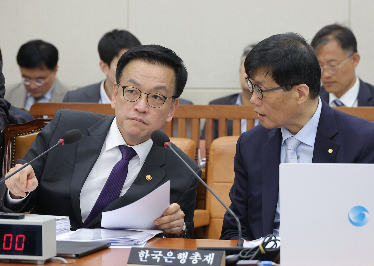 최상목 경제부총리 겸 기획재정부 장관(왼쪽)과 이창용 한국은행 총재가 30일 서울 여의도 국회에서 열린 기획재정위원회 전체회의에서 대화하고 있다. [연합]