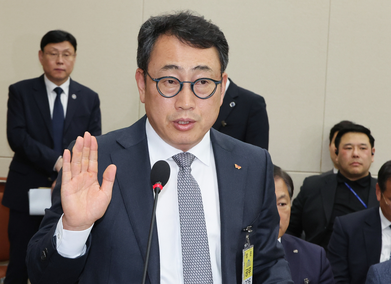 유영상 SK텔레콤 대표이사가 30일 서울 여의도 국회 과학기술정보방송통신위원회의에서 열린 방송통신 분야 청문회에서 증인선서를 하고 있다. [연합]