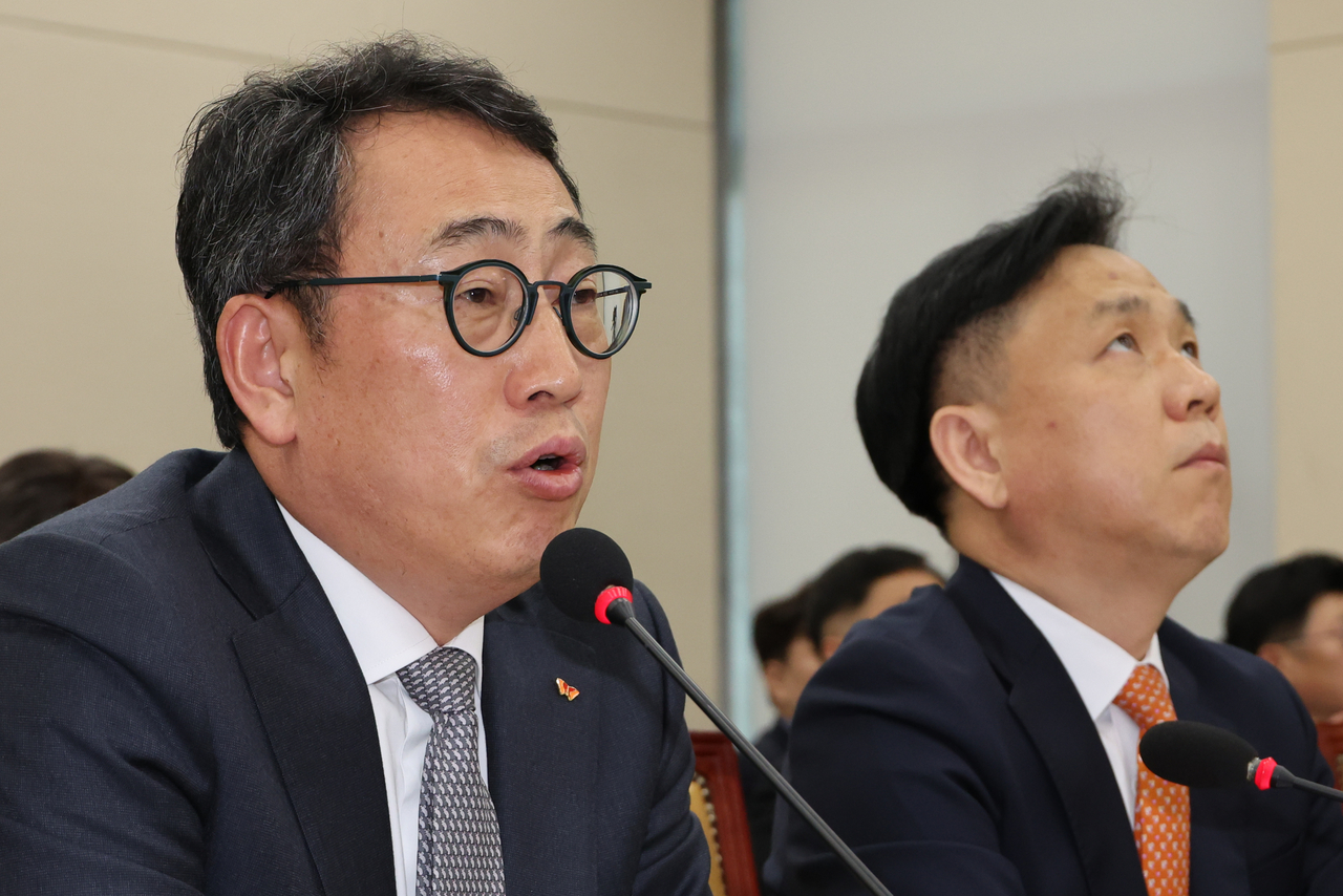 유영상 SK텔레콤 대표이사가 30일 국회 과학기술정보방송통신위원회의에서 열린 방송통신 분야 청문회에서 유심 해킹 사태에 대한 위원 질의에 답하고 있다. <연합뉴스>