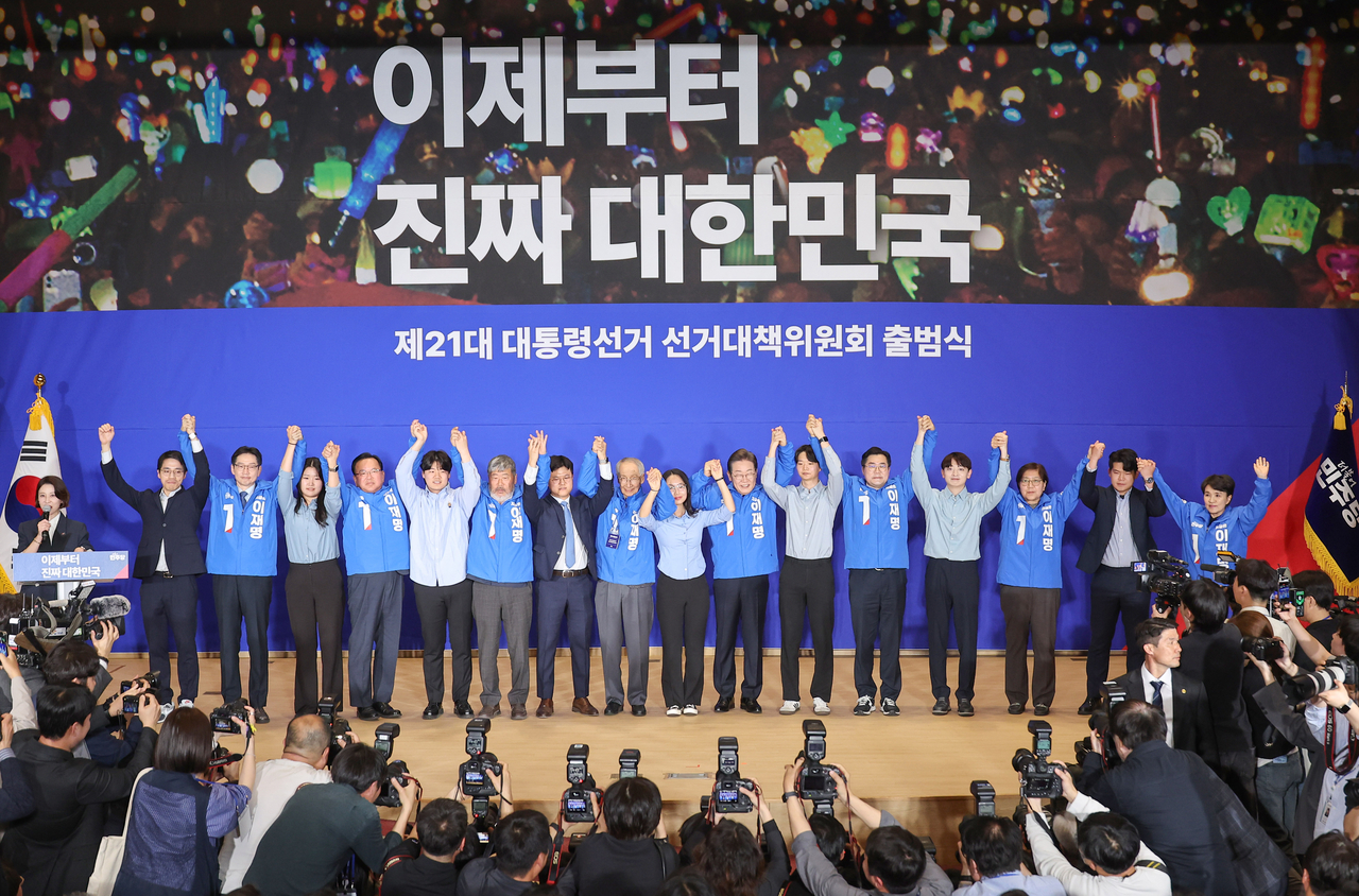 Co-chairs of the Democratic Party of Korea's election campaign team for Rep. Lee Jae-myung (seventh from right) pose for a photo at the ceremony celebrating the launch of the election campaign committee at the National Assembly on Wednesday. (Yonhap)
