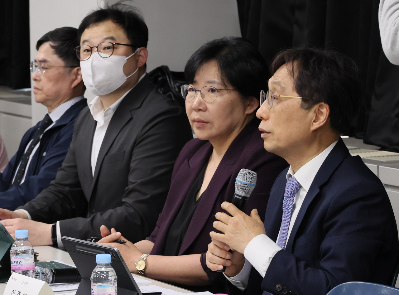 30일 서울 종로구 서울대학교 치과병원에서 열린 교육부-의대학장단 간담회에서 이종태 한국의과대학·의학전문대학원협회 이사장이 발언하고 있다. [연합]