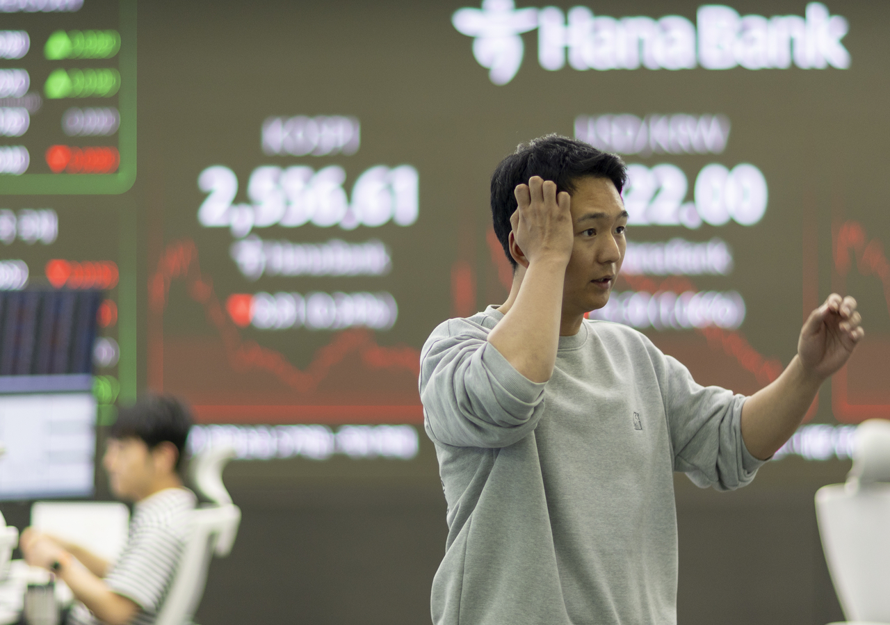 코스피 지수가 전장보다 8.81포인트(0.34%) 내린 2,556.61로 마감한 30일 서울 하나은행 본점 딜링룸에서 딜러들이 업무를 보고 있다. <연합뉴스>