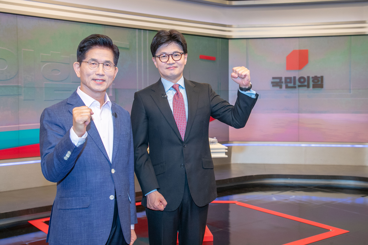 국민의힘 제21대 대통령선거 경선 결선투표에 진출한 김문수(왼쪽), 한동훈 후보가 30일 서울 중구 TV조선에서 TV토론에 앞서 포즈를 취하고 있다. [국회사진기자단]