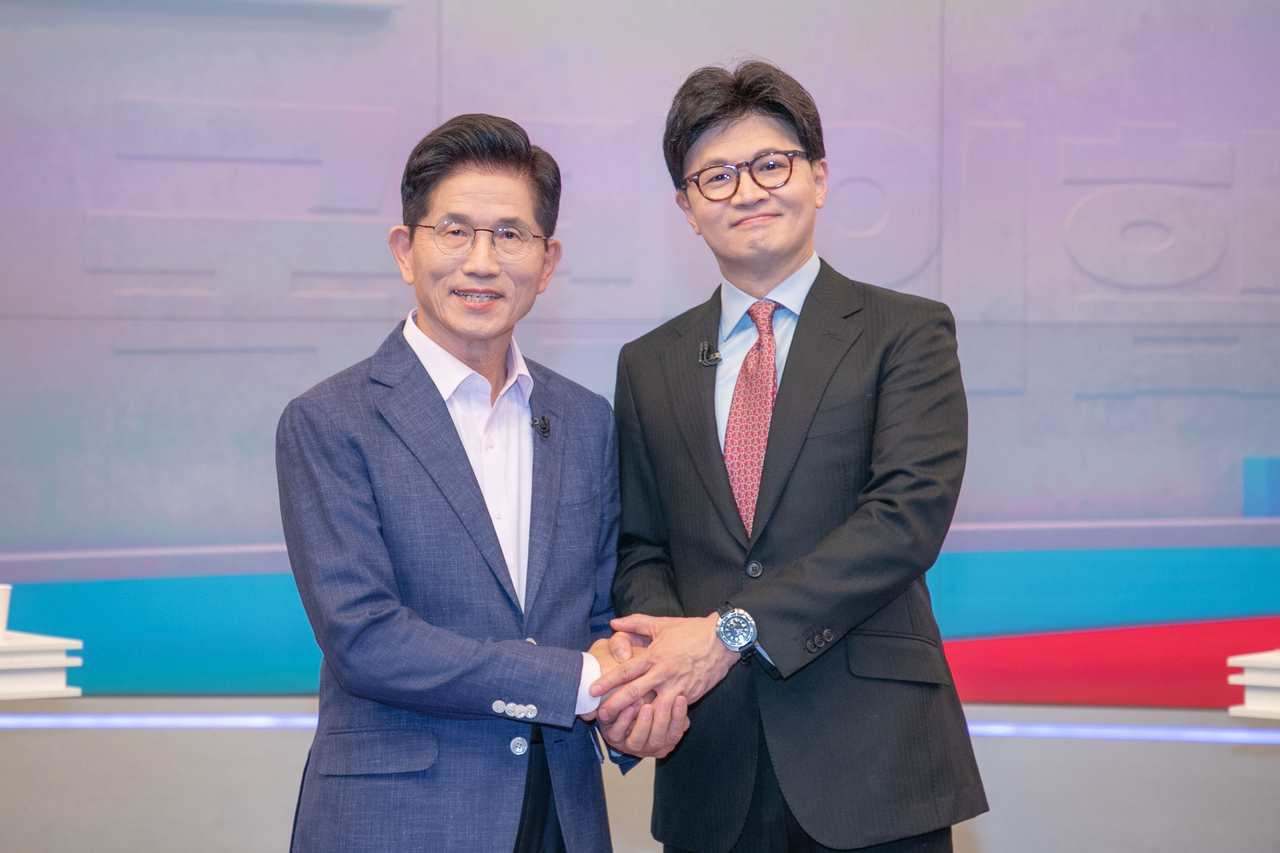 국민의힘 제21대 대통령선거 경선 결선투표에 진출한 김문수(왼쪽), 한동훈 후보가 30일 서울 중구 TV조선에서 TV토론에 앞서 포즈를 취하고 있다. [국회사진기자단]