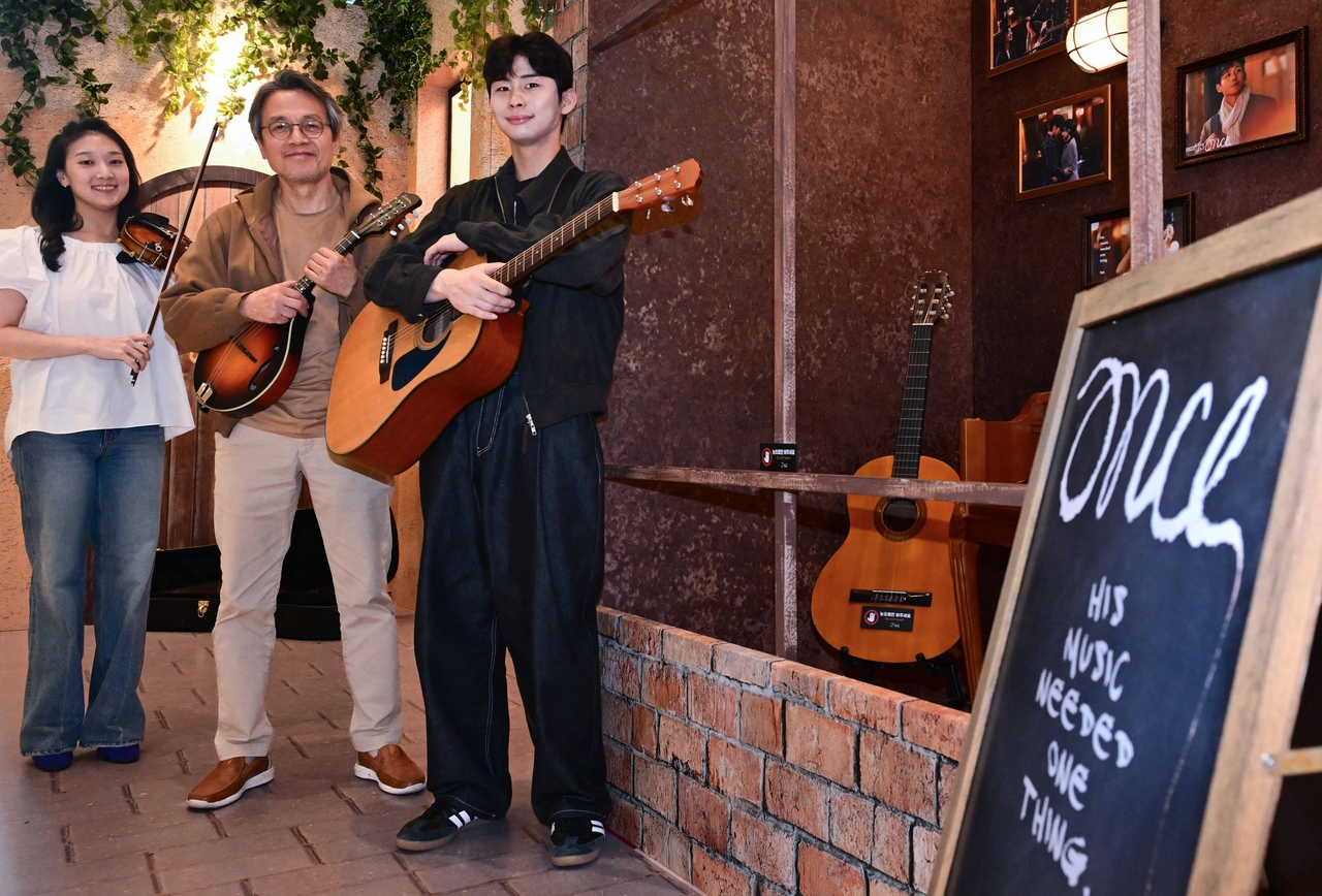 (From left) Actor-musicians Ko Ye-il, Park Ji-il and Kim Min-seong of the musical "Once" pose for photos during an interview with The Korea Herald April 11 at Coex Artium in Gangnam, Seoul. (Lee Sang-sub/The Korea Herald)