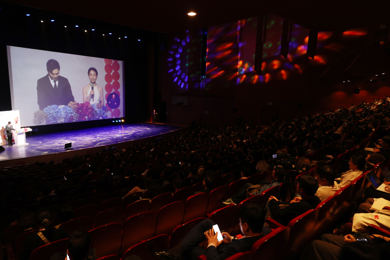 The opening ceremony of the 26th Jeonju International Film Festival takes place at the Sori Arts Center in Jeonju, North Jeolla Province, Wednesday. (Yonhap)