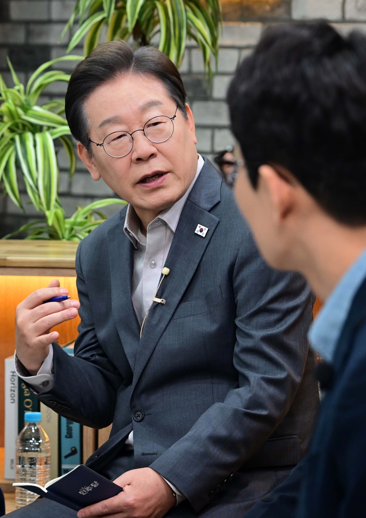 이재명 더불어민주당 대통령 후보가 30일 저녁 서울 구로구 한 스튜디오에서 열린  슬기로운 퇴근생활 직장인 간담회에 참석해 직장인들의 고충을 듣고 답변하고 있다. 이상섭 기자