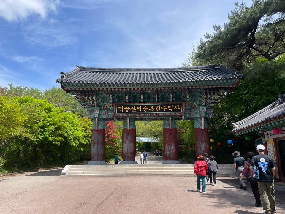 Entrance to Sudeoksa Temple in Yesan, South Chungcheong Province (Hong Yoo/The Korea Herald)