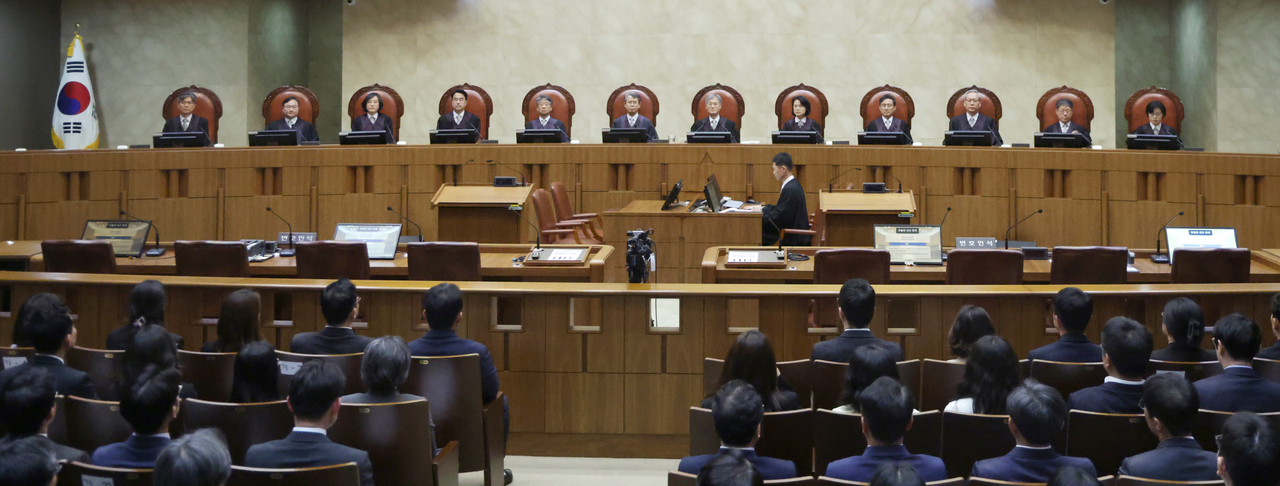 Supreme Court Chief Justice Jo Hee-de (center right) and other justices are seated in the courtroom in Seoul on Thursday to hand down a ruling on Democratic Party of Korea presidential candidate Rep. Lee Jae-myung's election law violation case. (Yonhap)