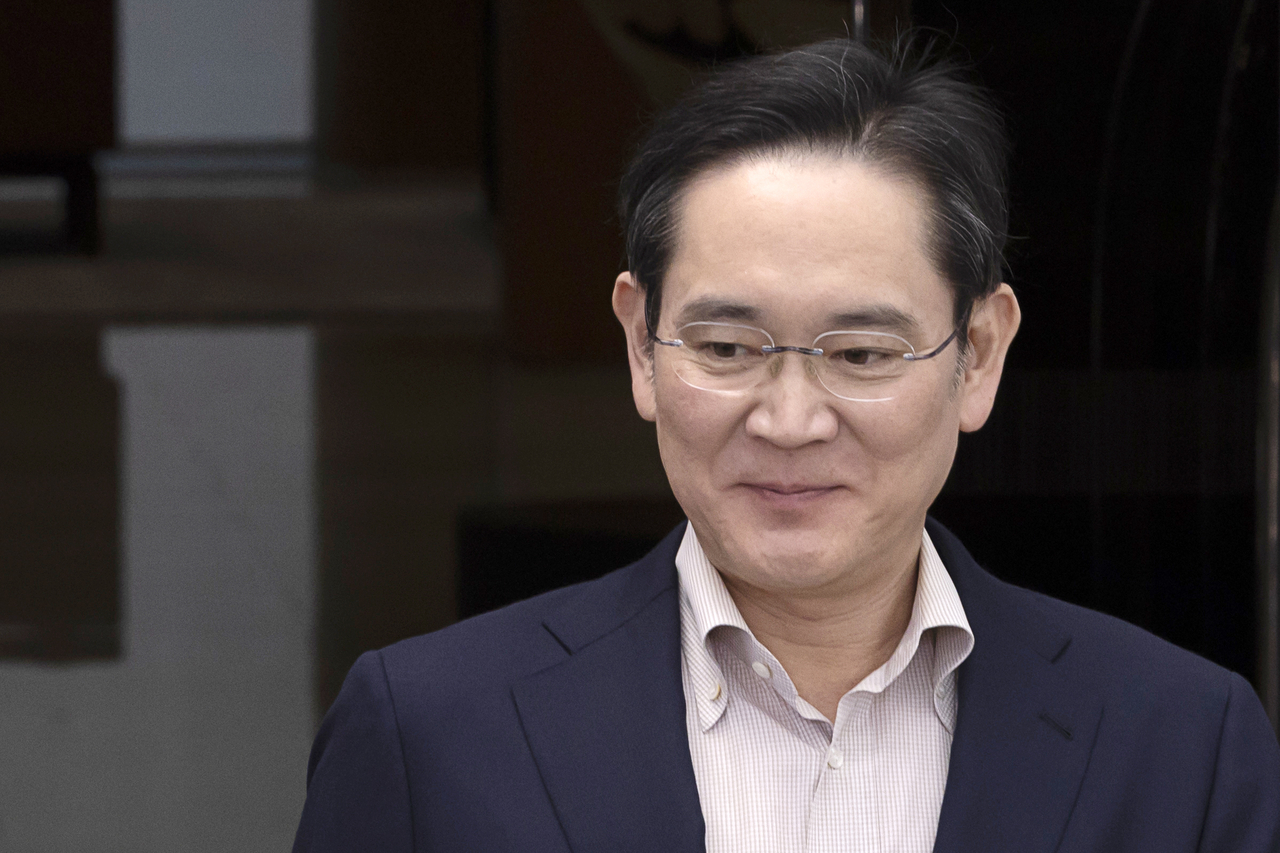 Samsung Electronics Chair Lee Jae-yong returns from a business trip to Japan, arriving at Seoul Gimpo Business Aviation Center in Gangseo-gu, Seoul, on April 9. (Yonhap)