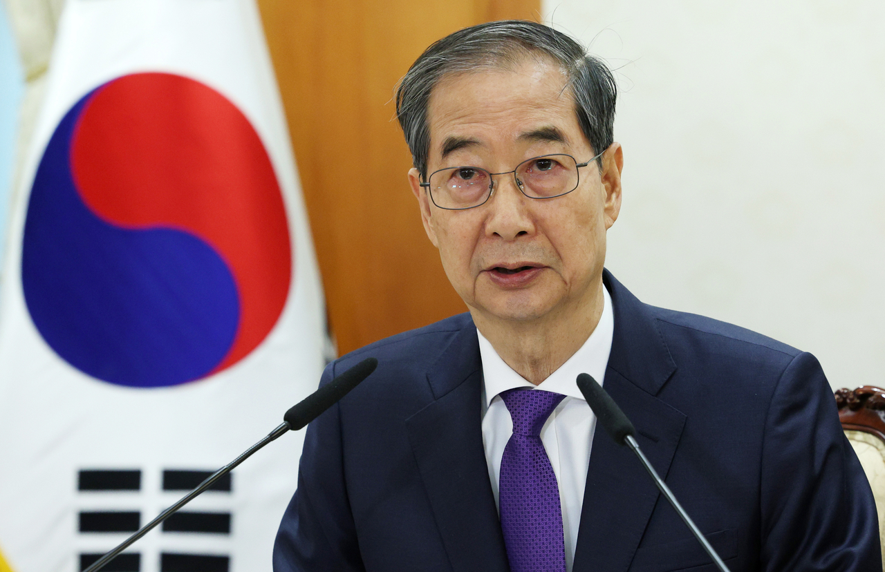 Acting President and Prime Minister Han Duck-soo speaks during a meeting of security-related ministers at the government complex in Seoul on May 1. (Joint Press Corps)