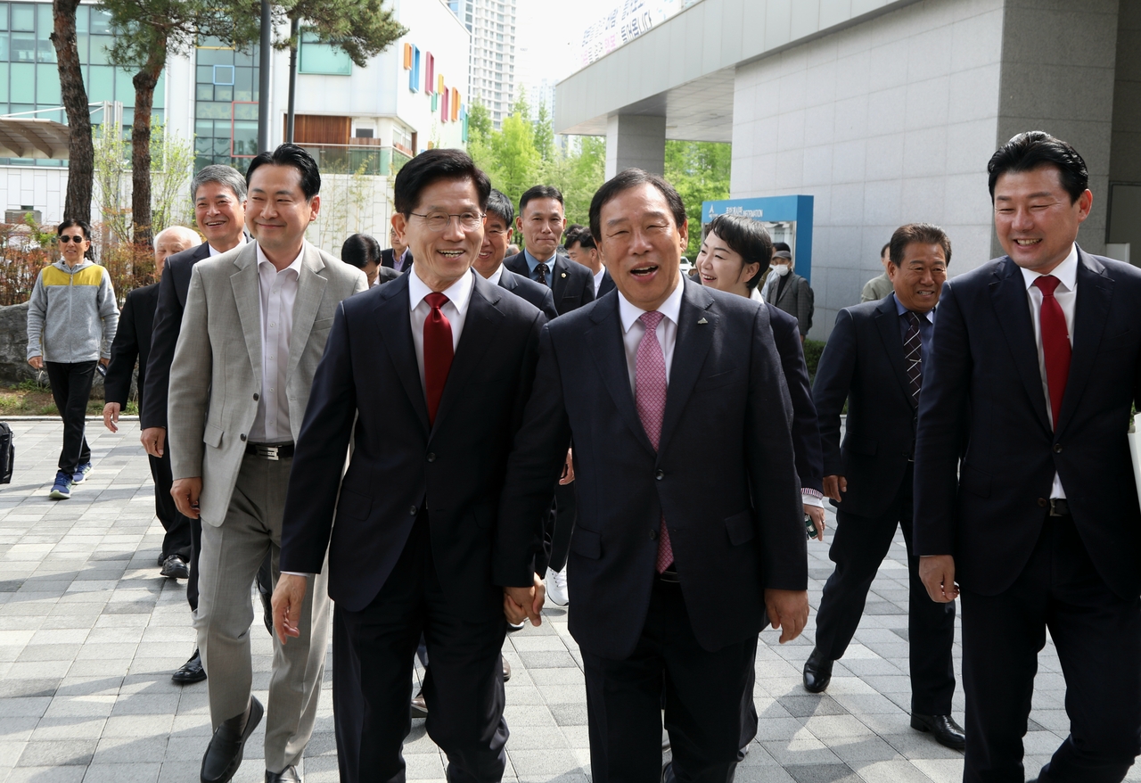 김문수 국민의힘 대선 경선 후보가 1일 최민호 세종시장과 세종시청사로 향해 걸으며 이야기를 나누고 있다.  [김문수 캠프 제공]
