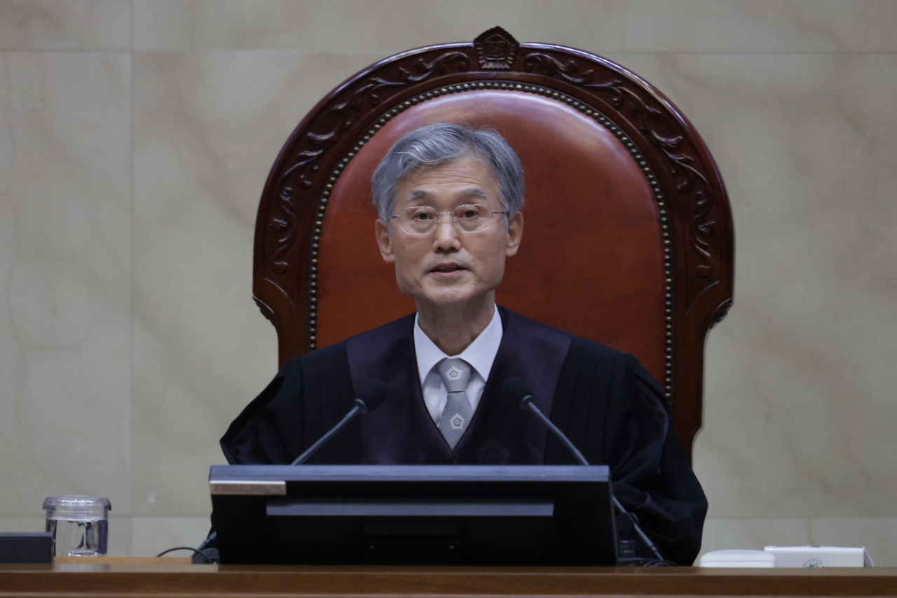 조희대 대법원장이 1일 더불어민주당 이재명 대선 후보의 공직선거법 사건 전원합의체 선고를 위해 서울 서초구 대법원 대법정에서 장내 정돈을 선언하고 있다. [연합]