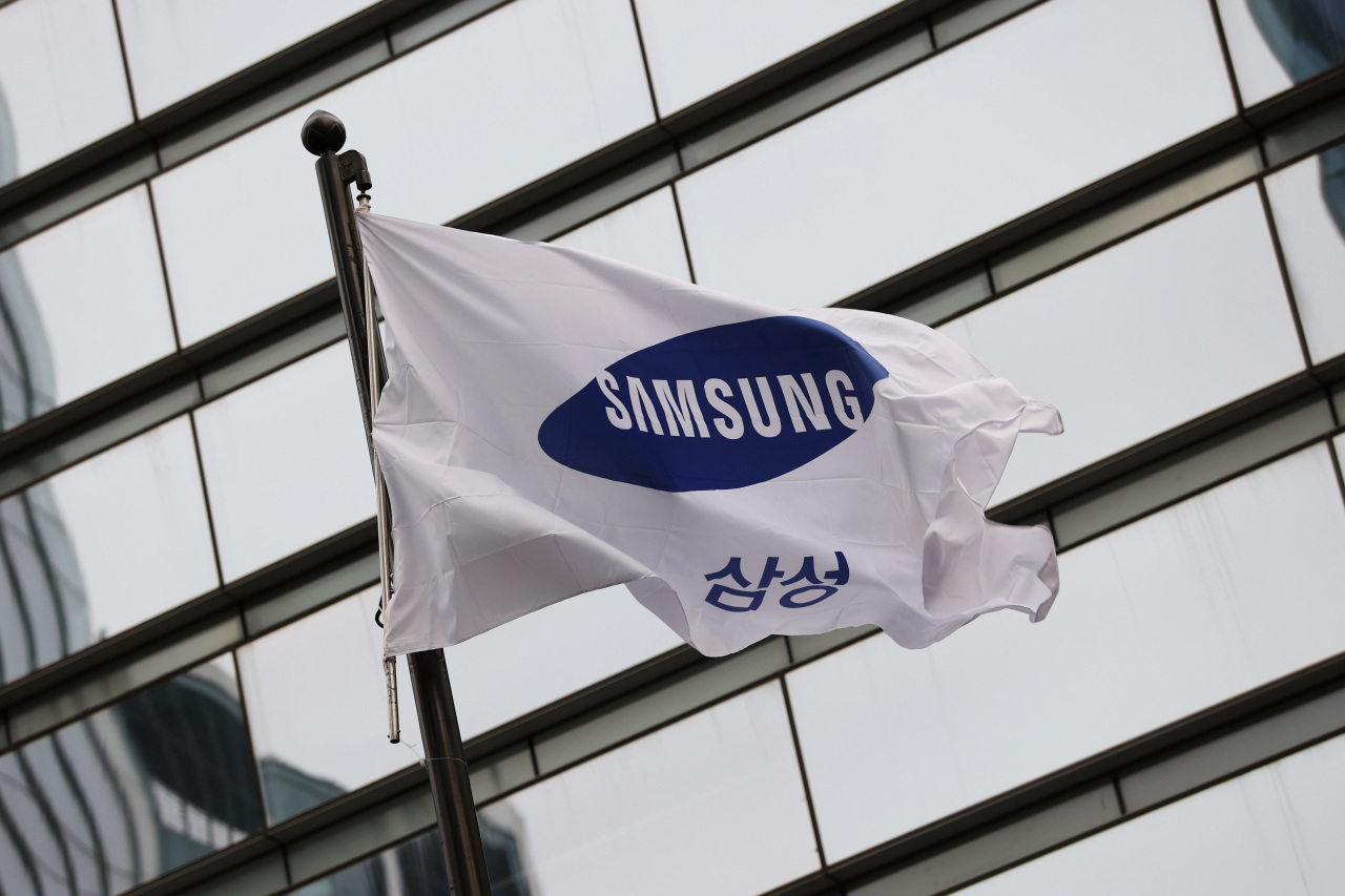 A Samsung flag flies outside the company office in Seoul. (Herald DB)