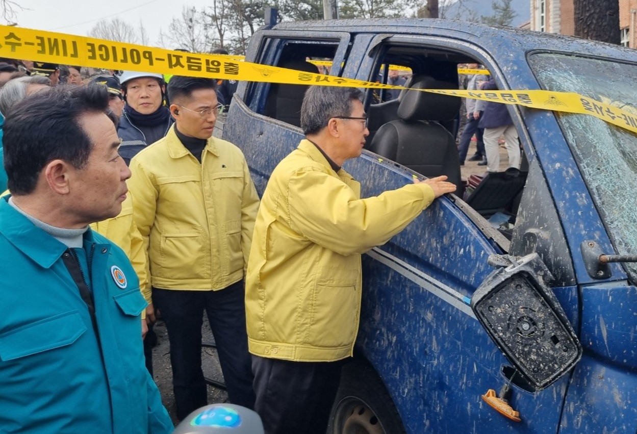 김동연 경기도지사가 7일 오후 경기 포천시 이동면 노곡리 폭탄 오발 사고 현장을 찾아 피해 마을을 둘러보고 있다. [뉴시스]