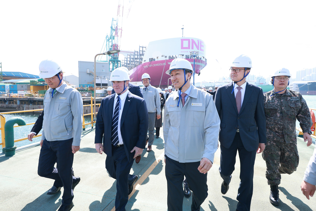 US Navy Secretary John Phelan (front row, second from left) and HD Hyundai Executive Vice Chair Chung Ki-sun (third from right) tour military vessels under construction at HD Hyundai Heavy Industries’ special ship docks in Ulsan on Wednesday. (HD Hyundai)