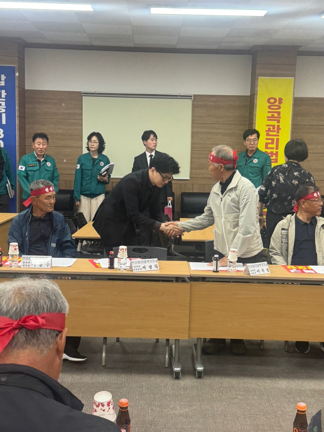 한동훈 국민의힘 대선 경선 후보가 1일 경북 안동시 안동시농업인회관에서 열린 산불피해 대책위 간담회에 참석해 관계자와 악수하고 있다.  [한동훈 캠프 제공]