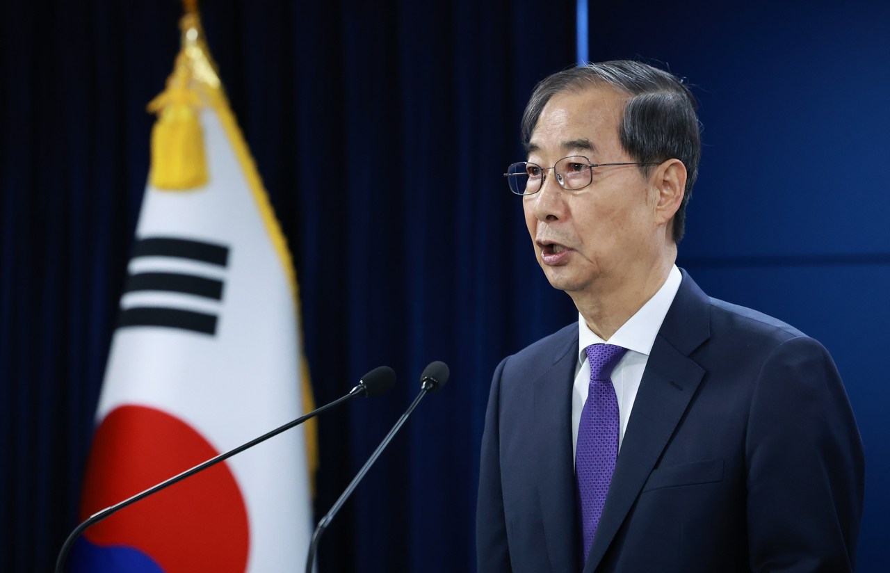 한덕수 대통령 권한대행 국무총리가 1일 사퇴하면서 대한민국 군통수권은 또다시 최상목 경제부총리 겸 기획재정부 장관에게 넘어가게 됐다. 한 권한대행이 1일 정부서울청사에서 대국민담화를 하고 있다. [연합]
