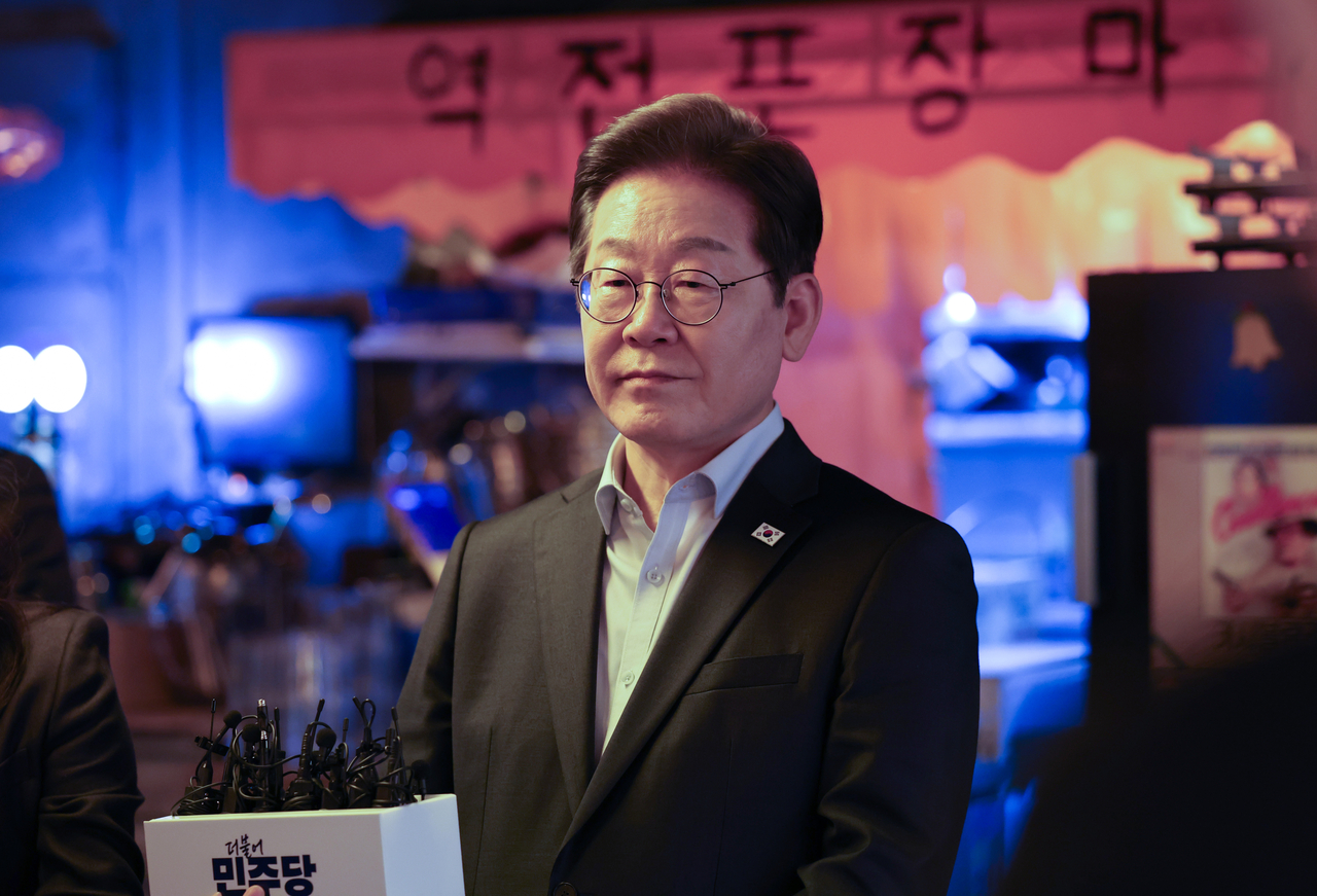 Rep. Lee Jae-myung, the Democratic Party of Korea's candidate for the June 3 presidential election, makes a statement in Seoul on Thursday, after the Supreme Court ordered the Seoul High Court to reexamine his acquittal on charges of election law violations. (Joint Press Corps)