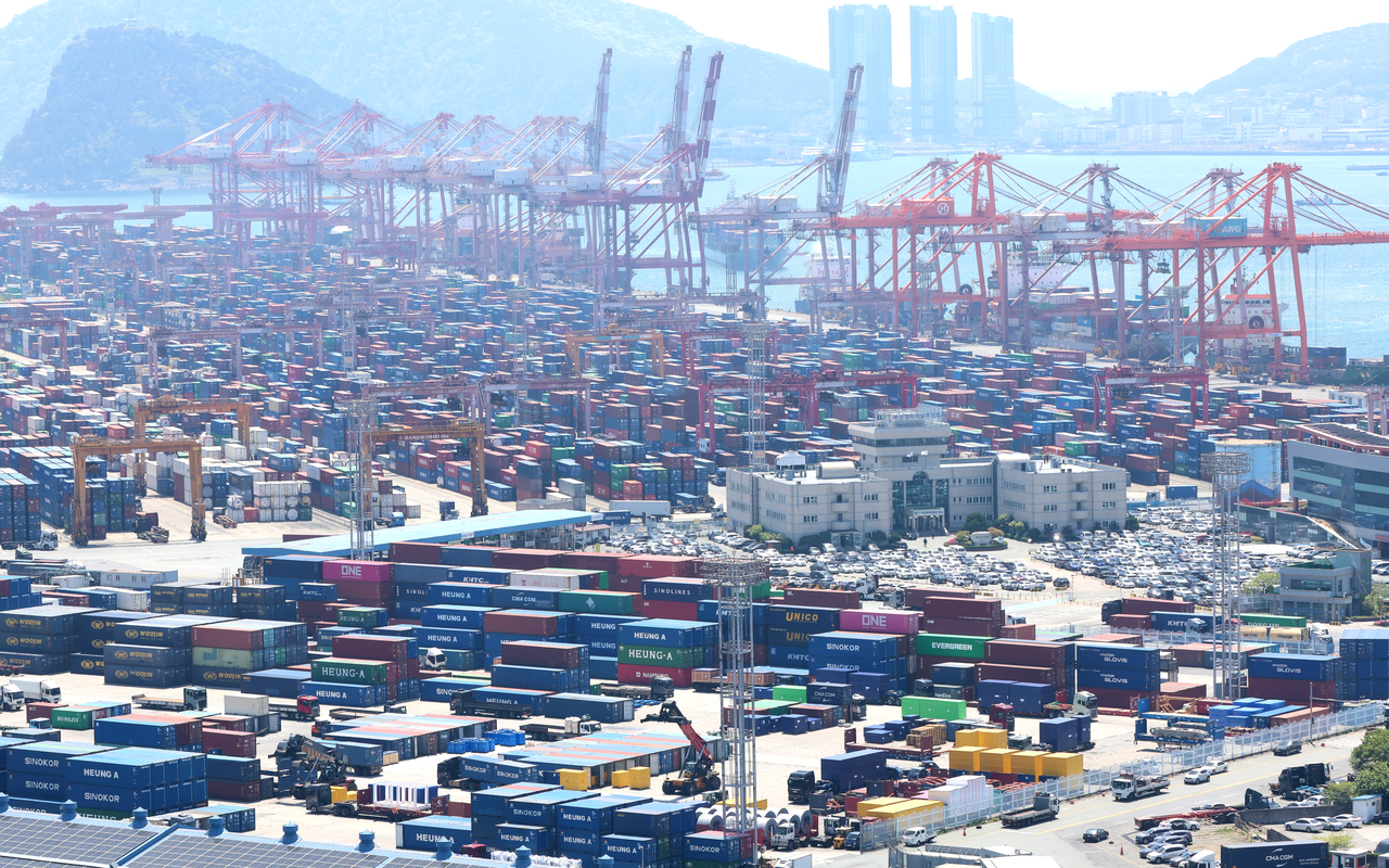 A stacks of shipping containers at a port in Busan, about 320 kilometers southeast of Seoul on Wednesday. (Yonhap)