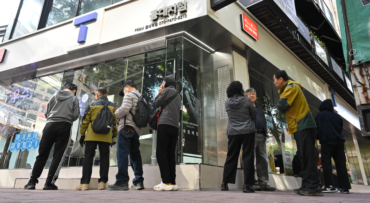 Customers line up to exchange the USIM card at an SK Telecom branch in Hongdae, western Seoul on April 28. (Im Se-jun/The Korea Herald)