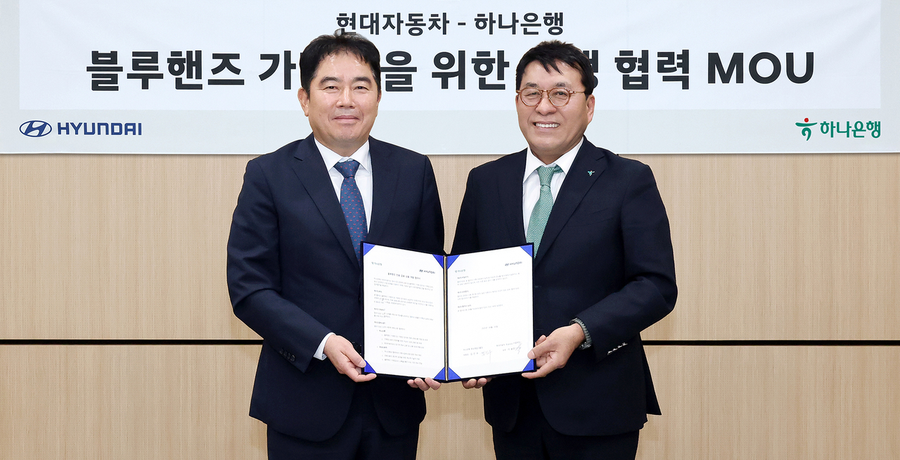 김진우(오른쪽) 하나은행 중앙영업그룹 부행장과 이용섭 현대자동차 국내사업본부 국내서비스사업부 상무가 협약식에서 기념촬영하고 있다. [하나은행 제공]