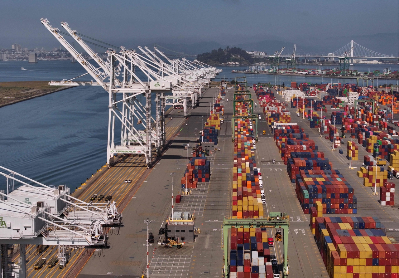 Shipping cranes sit idle at the Port of Oakland in Oakland, California, Monday. AFP-Yonhap