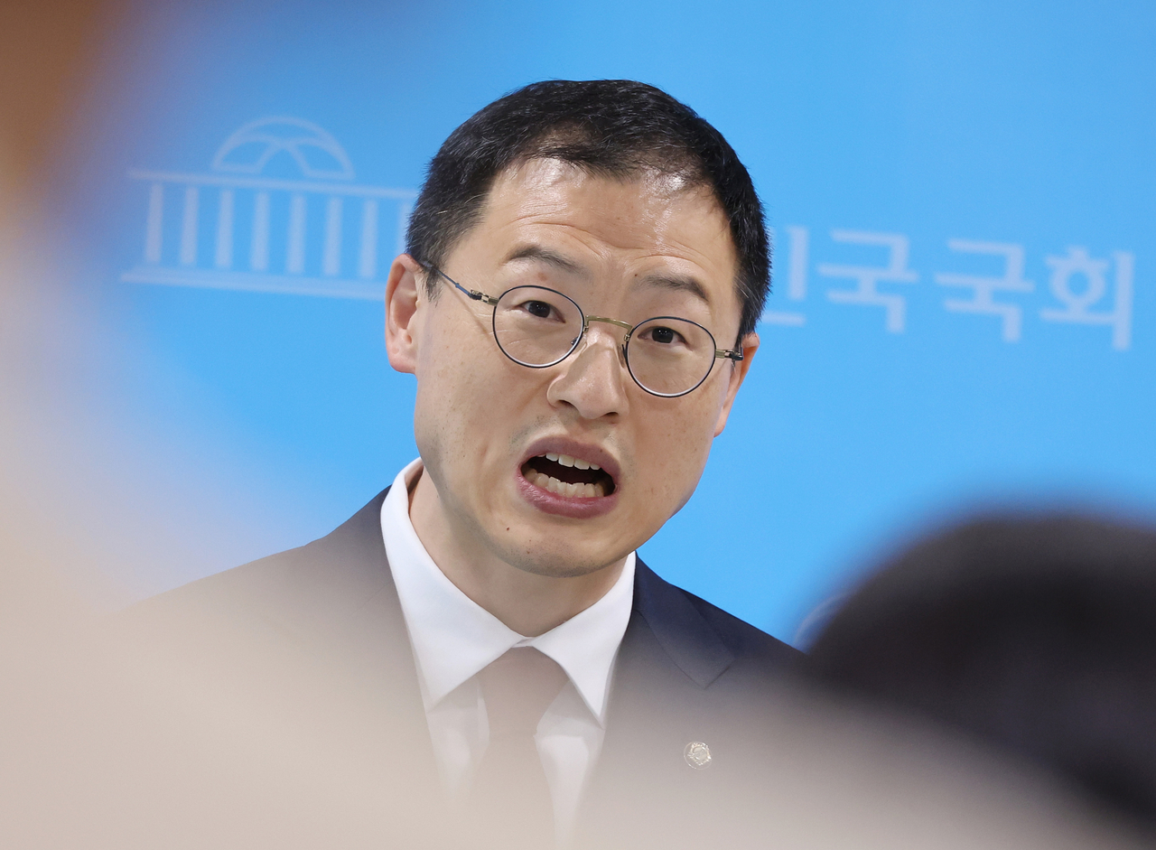 국민의힘 내에서 탈당 압박을 받고 있는 김상욱 의원이 지난달 7일 서울 여의도 국회 소통관에서 백브리핑을 통해 취재진에게 입장을 밝히고 있다. [연합]