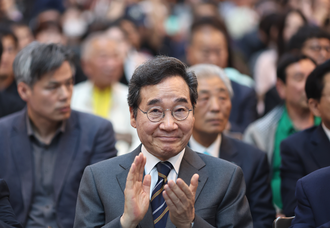 이낙연 새미래민주당 상임고문이 4월17일 서울 용산구 전쟁기념관에서 열린 ‘새미래민주당, 개헌연대 국민대회’에서 박수를 치고 있다. [연합]