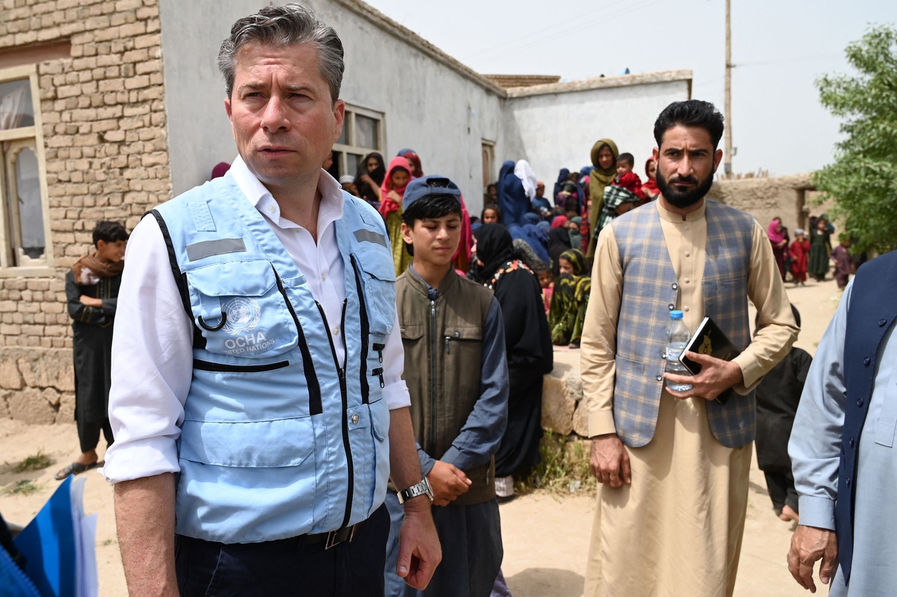 United Nations Under-Secretary-General for Humanitarian Affairs and Emergency Relief Coordinator Tom Fletcher (left) visits a health care center in Kunduz, Afghanistan, Wednesday. (AFP-Yonhap)