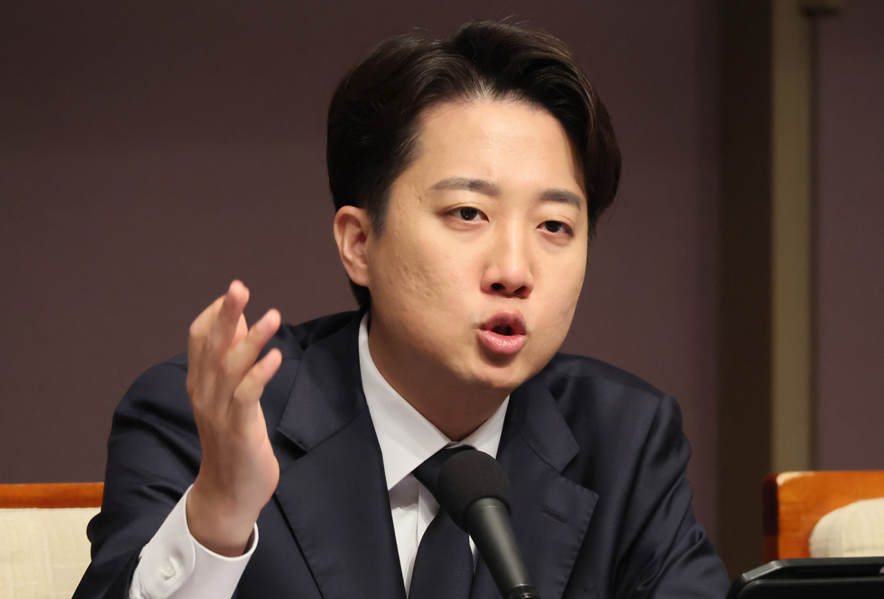 Rep. Lee Jun-seok, presidential candidate for the minor opposition New Reform Party, speaks at a press conference in central Seoul, on Wednesday. (Yonhap)