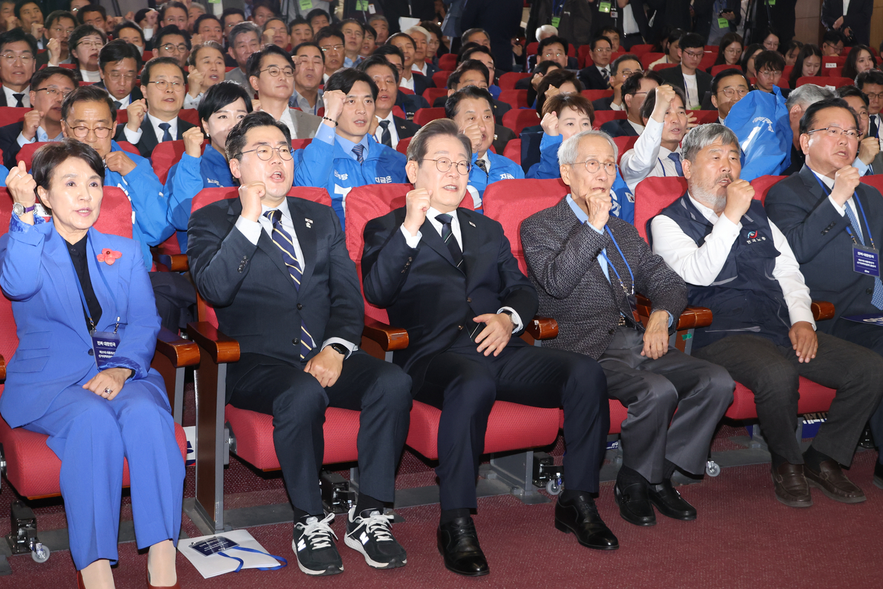 30일 서울 여의도 국회 의원회관에서 열린 더불어민주당 제21대 대통령선거 ‘진짜 대한민국’ 중앙선거대책위원회 출범식에서 이재명 대선 후보, 윤여준·박찬대 상임 총괄선대위원장 등 참석자들이 구호를 외치고 있다. [연합]
